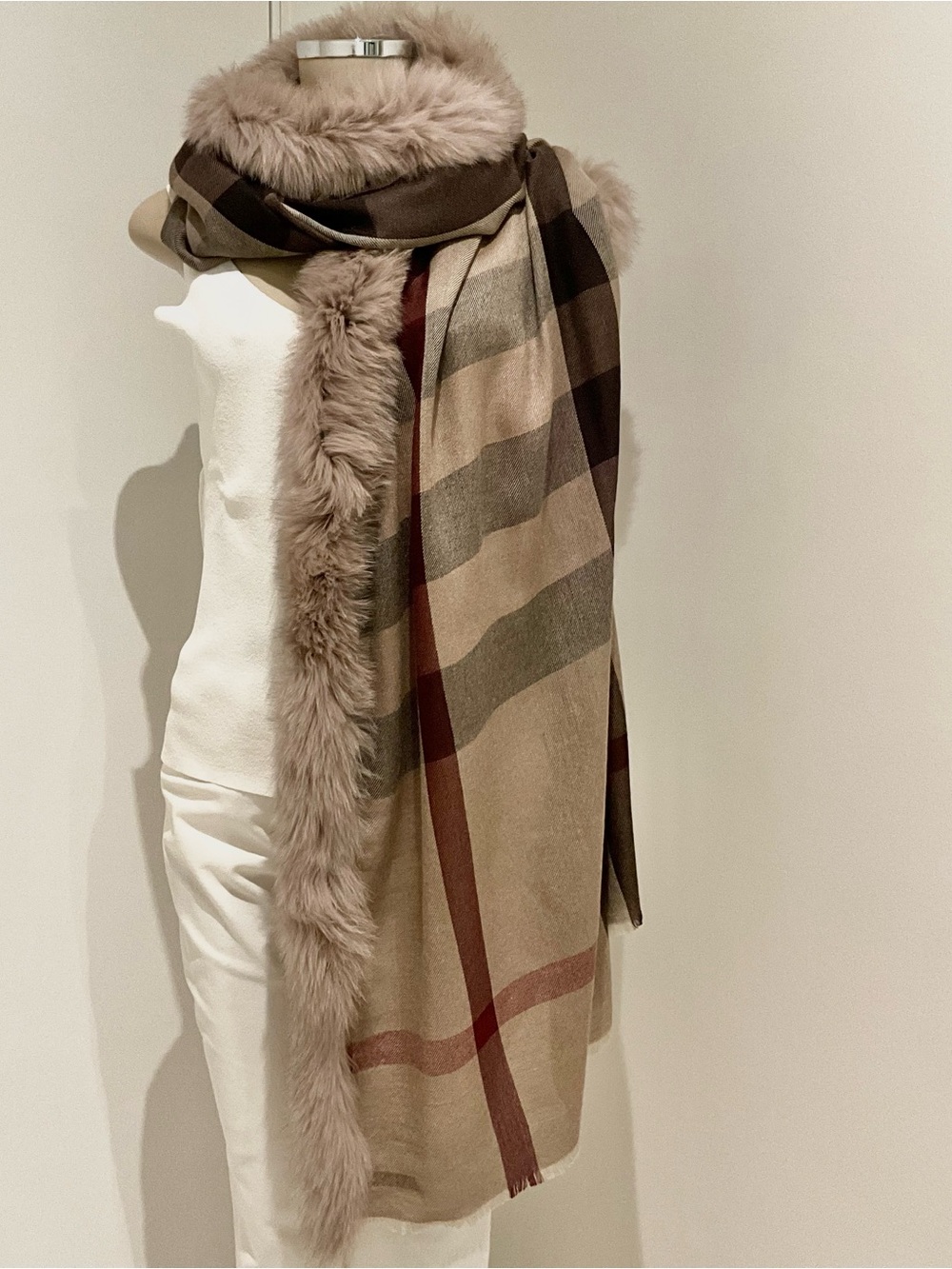BURBERRY FUR TRIM PLAID WRAP / STOLE. - Picture 4 of 11